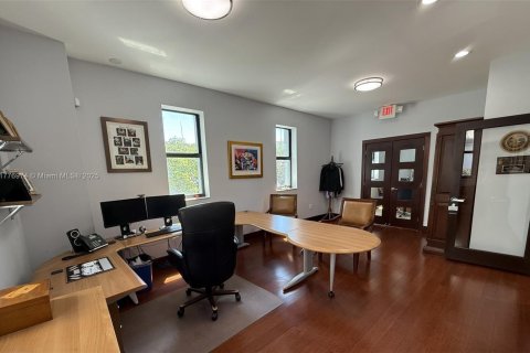 Купить коммерческую недвижимость в Майами, Флорида № 1985599 - фото 10