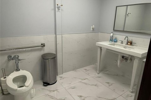 Купить коммерческую недвижимость в Майами, Флорида № 1985599 - фото 20