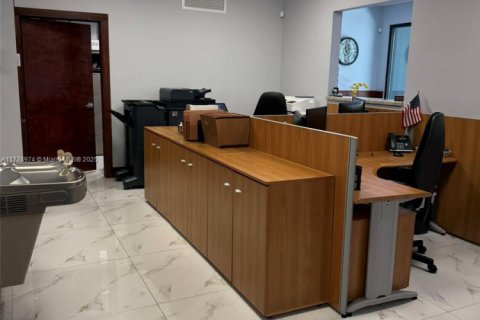 Купить коммерческую недвижимость в Майами, Флорида № 1985599 - фото 6