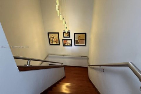 Купить коммерческую недвижимость в Майами, Флорида № 1985599 - фото 8