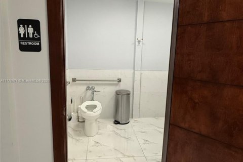 Купить коммерческую недвижимость в Майами, Флорида № 1985599 - фото 19