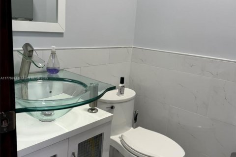 Купить коммерческую недвижимость в Майами, Флорида № 1985599 - фото 18