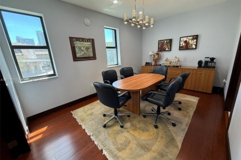 Купить коммерческую недвижимость в Майами, Флорида № 1985599 - фото 14