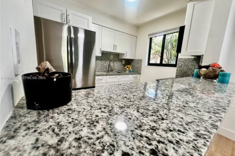 House in Miami, Florida 3 bedrooms, 126.16 sq.m. № 1995968 - photo 13