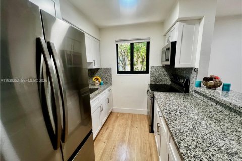 House in Miami, Florida 3 bedrooms, 126.16 sq.m. № 1995968 - photo 14