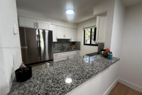 House in Miami, Florida 3 bedrooms, 126.16 sq.m. № 1995968 - photo 12