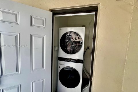 House in Miami, Florida 3 bedrooms, 126.16 sq.m. № 1995968 - photo 9