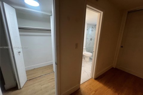 House in Miami, Florida 3 bedrooms, 126.16 sq.m. № 1995968 - photo 18