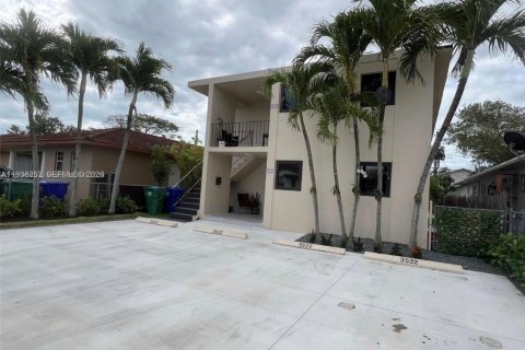 House in Miami, Florida 3 bedrooms, 126.16 sq.m. № 1995968 - photo 2