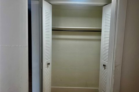 House in Miami, Florida 3 bedrooms, 126.16 sq.m. № 1995968 - photo 23