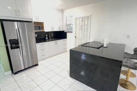 Casa en alquiler en Miami Gardens, Florida, 3 dormitorios, 141.03 m2 № 2011773 - foto 3