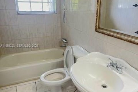 Casa en alquiler en Miami Gardens, Florida, 3 dormitorios, 141.03 m2 № 2011773 - foto 4