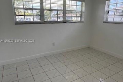 Casa en alquiler en Miami Gardens, Florida, 3 dormitorios, 141.03 m2 № 2011773 - foto 5