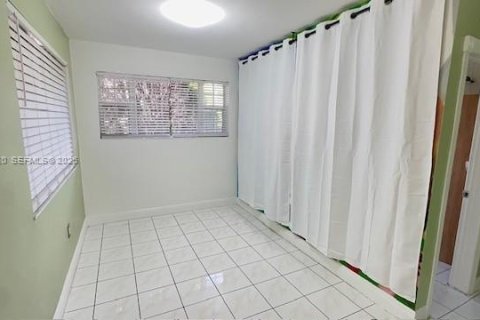 Casa en alquiler en Miami Gardens, Florida, 3 dormitorios, 141.03 m2 № 2011773 - foto 2