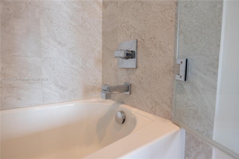 Condo in Miami, Florida, 2 bedrooms  № 1948391 - photo 24