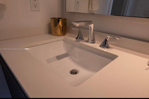 Condo in Miami, Florida, 2 bedrooms  № 1948391 - photo 13