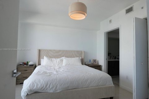 Condo in Miami, Florida, 2 bedrooms  № 1948391 - photo 16