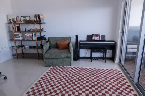 Condo in Miami, Florida, 2 bedrooms  № 1948391 - photo 25