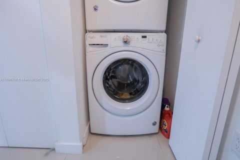 Condo in Miami, Florida, 2 bedrooms  № 1948391 - photo 15