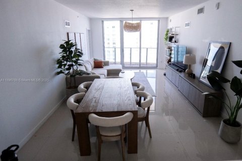 Condo in Miami, Florida, 2 bedrooms  № 1948391 - photo 9