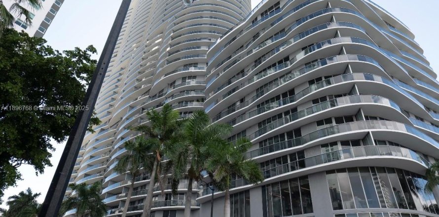 Condo in Miami, Florida, 2 bedrooms  № 1948391