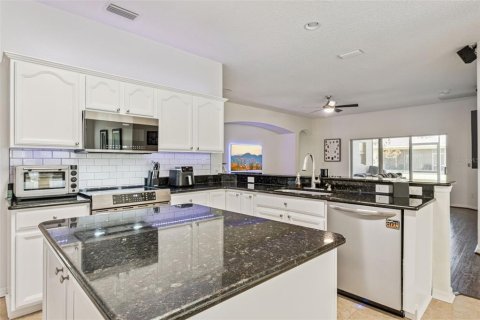 House in Orlando, Florida 4 bedrooms, 248.7 sq.m. № 2151546 - photo 16