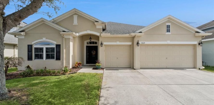 House in Orlando, Florida 4 bedrooms, 248.7 sq.m. № 2151546