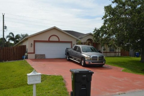 House in Port St. Lucie, Florida 4 bedrooms, 200.67 sq.m. № 2261660 - photo 2