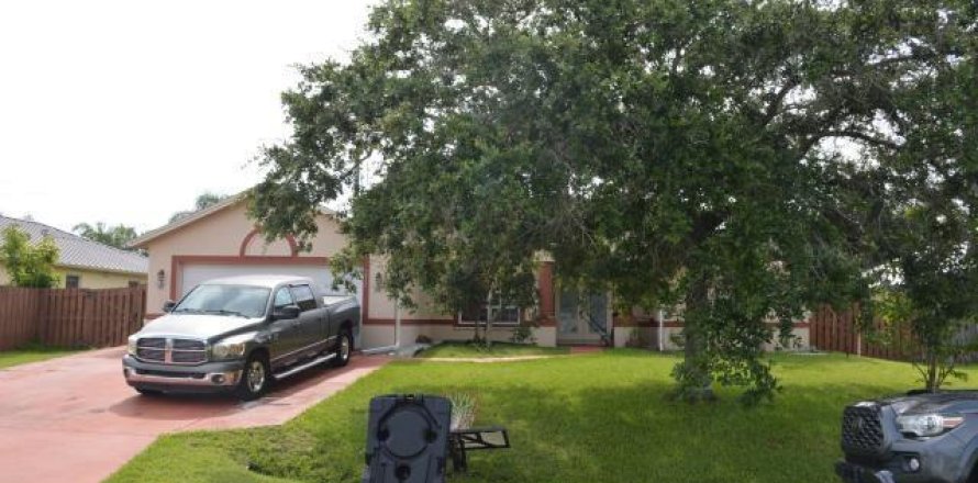 House in Port St. Lucie, Florida 4 bedrooms, 200.67 sq.m. № 2261660