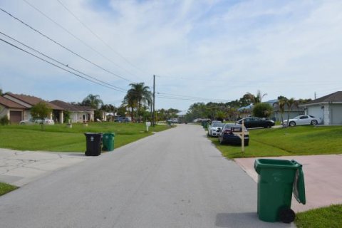 House in Port St. Lucie, Florida 4 bedrooms, 200.67 sq.m. № 2261660 - photo 3