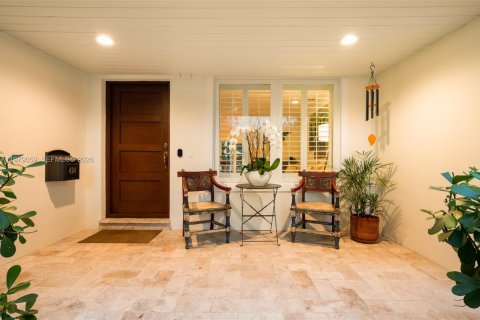 Купить виллу или дом в Корал-Гейблс, Флорида 2 спальни, 131.74м2, № 2043662 - фото 3