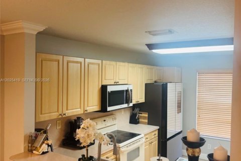 Townhouse in Miramar, Florida 2 bedrooms, 110.55 sq.m. № 2087076 - photo 18