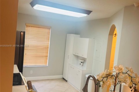 Townhouse in Miramar, Florida 2 bedrooms, 110.55 sq.m. № 2087076 - photo 17