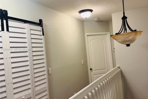 Townhouse in Miramar, Florida 2 bedrooms, 110.55 sq.m. № 2087076 - photo 24