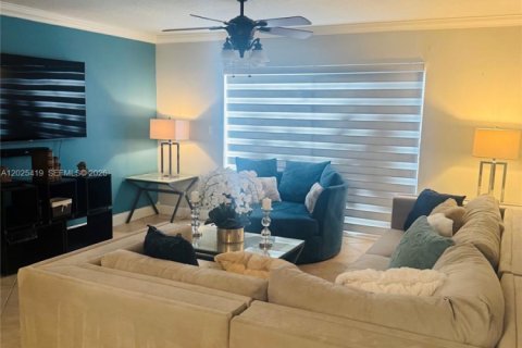 Townhouse in Miramar, Florida 2 bedrooms, 110.55 sq.m. № 2087076 - photo 22