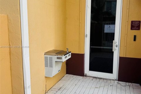 Townhouse in Miramar, Florida 2 bedrooms, 110.55 sq.m. № 2087076 - photo 10