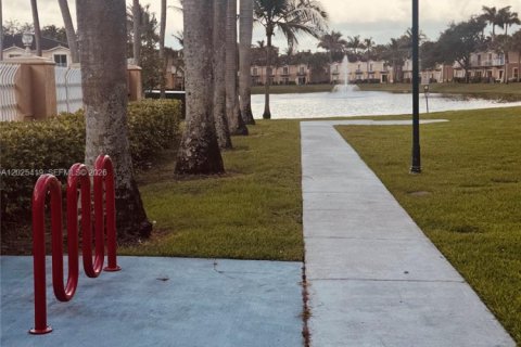Townhouse in Miramar, Florida 2 bedrooms, 110.55 sq.m. № 2087076 - photo 9
