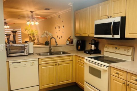 Townhouse in Miramar, Florida 2 bedrooms, 110.55 sq.m. № 2087076 - photo 15