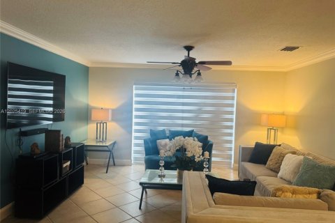 Townhouse in Miramar, Florida 2 bedrooms, 110.55 sq.m. № 2087076 - photo 20