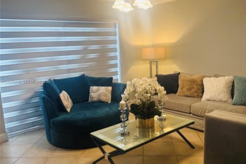 Townhouse in Miramar, Florida 2 bedrooms, 110.55 sq.m. № 2087076 - photo 21