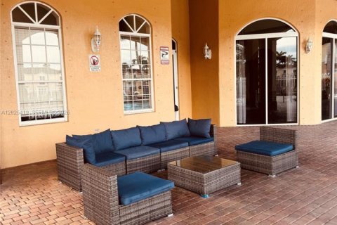 Townhouse in Miramar, Florida 2 bedrooms, 110.55 sq.m. № 2087076 - photo 8