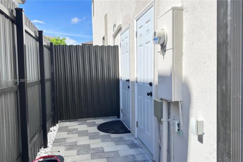 Immobilier commercial à louer à Miami, Floride: 1 chambre, 241.36 m2 № 1892111 - photo 2