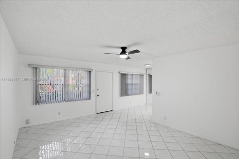 Copropriété à louer à Pembroke Pines, Floride: 2 chambres, 88.63 m2 № 2001186 - photo 9