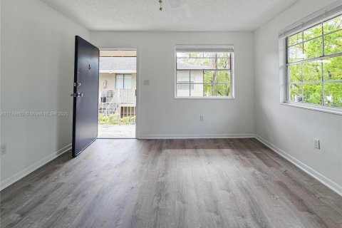 Appartement à louer à West Miami, Floride: 2 chambres, 74.32 m2 № 1939508 - photo 1