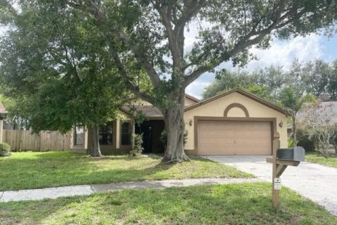Villa ou maison à louer à Brandon, Floride: 4 chambres, 189.52 m2 № 2150065 - photo 2
