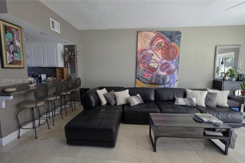 Touwnhouse à vendre à Miami, Floride: 3 chambres, 166.3 m2 № 2011567 - photo 16