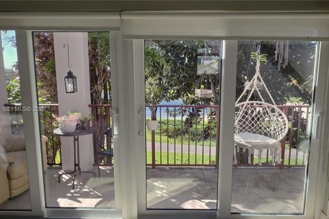 Touwnhouse à vendre à Miami, Floride: 3 chambres, 166.3 m2 № 2011567 - photo 17