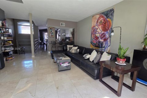 Touwnhouse à vendre à Miami, Floride: 3 chambres, 166.3 m2 № 2011567 - photo 10