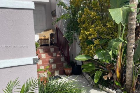 Touwnhouse à vendre à Miami, Floride: 3 chambres, 166.3 m2 № 2011567 - photo 11