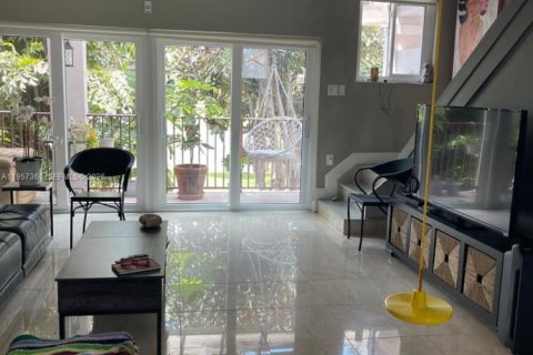 Touwnhouse à vendre à Miami, Floride: 3 chambres, 166.3 m2 № 2011567 - photo 13